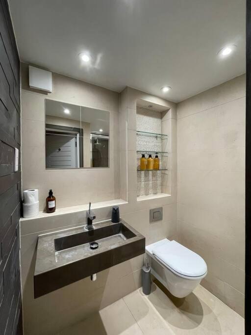 Quintessential Town House Close To Central Лондон Екстериор снимка