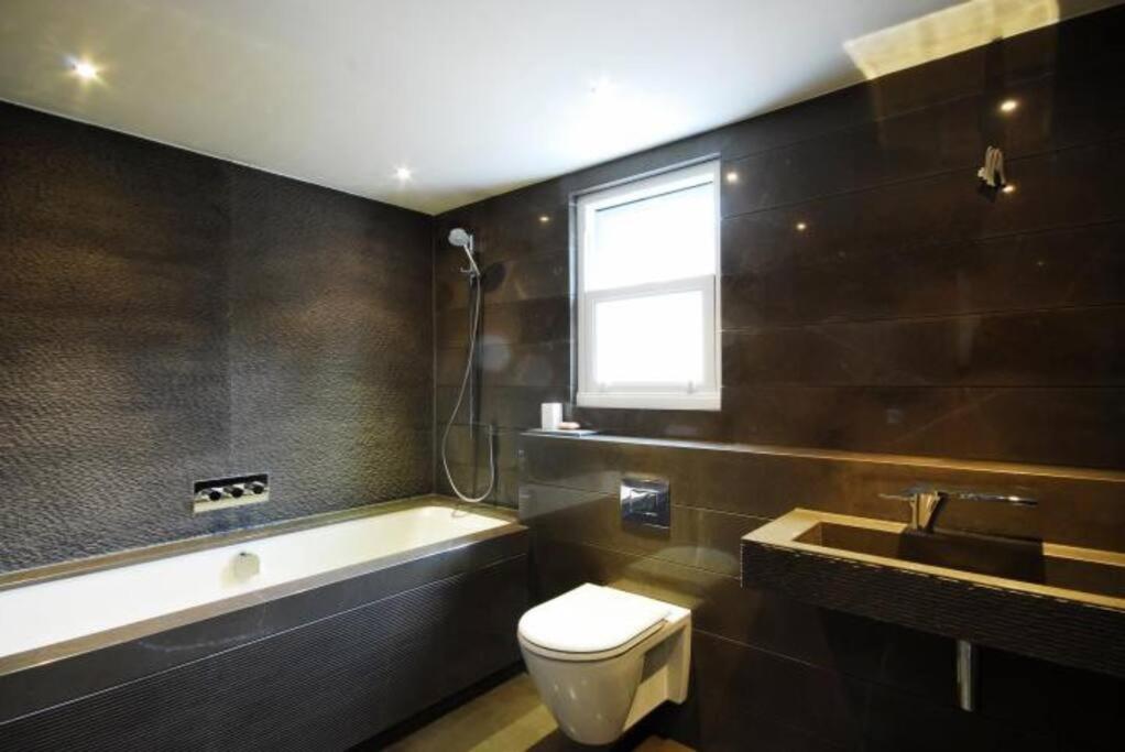 Quintessential Town House Close To Central Лондон Екстериор снимка