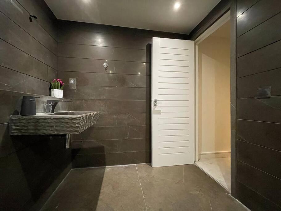 Quintessential Town House Close To Central Лондон Екстериор снимка